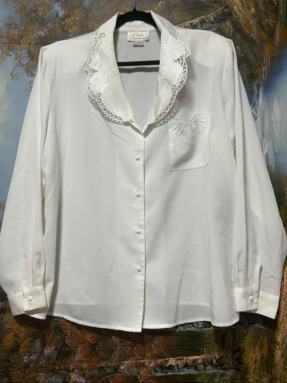 VOIR  Off- White Button-Front Blouse with Lace-Trim Collar.